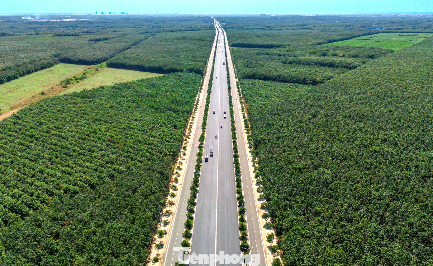 Đường Mỹ Phước Tân Vạn đoạn từ TP.Bến Cát đến huyện Bàu Bàng có tới 10 làn xe nên tình trạng phương tiện dồn ứ không xảy ra, đường thông thoáng. Đường Mỹ Phước Tân Vạn đoạn từ TP.Bến Cát đến huyện Bàu Bàng có tới 10 làn xe nên tình trạng phương tiện dồn ứ không xảy ra, đường thông thoáng.