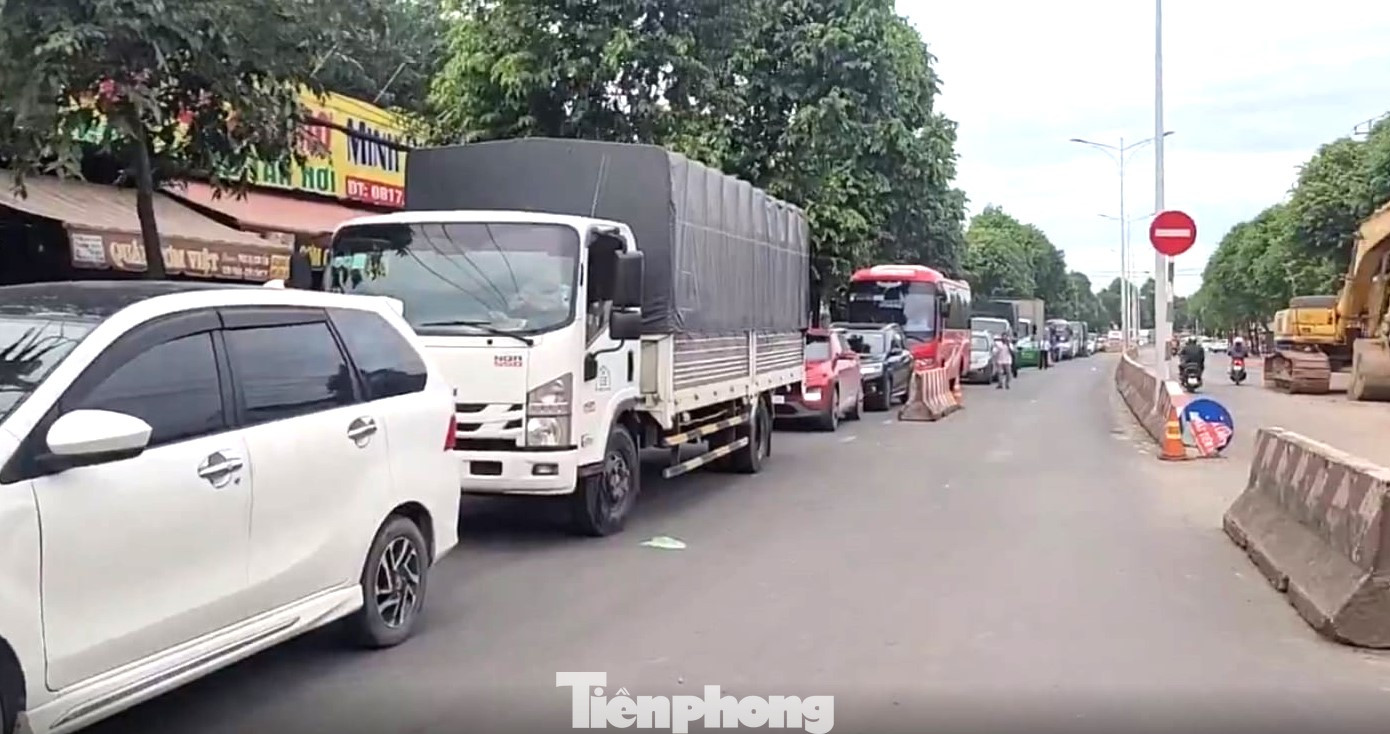 Giao thông qua khu vực bị ùn ứ kéo dài Giao thông qua khu vực bị ùn ứ kéo dài