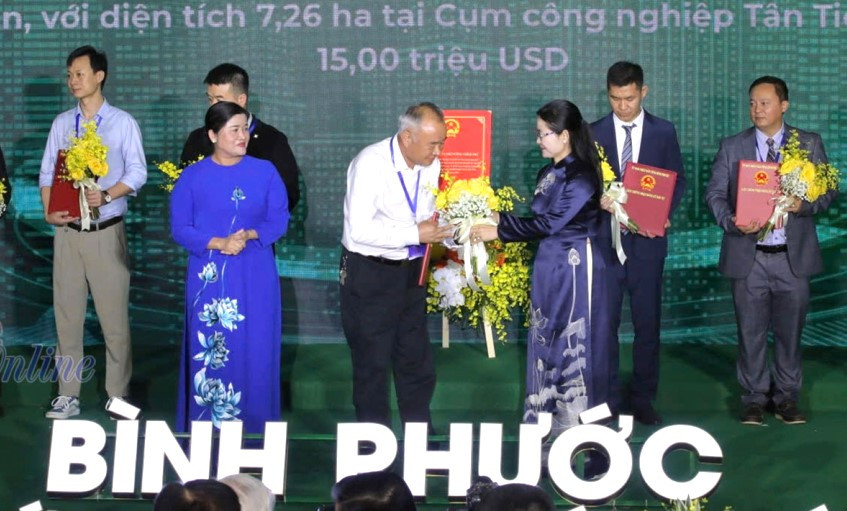 Lãnh đạo tỉnh Bình Phước trao chứng nhận đầu tư cho các doanh nghiệp