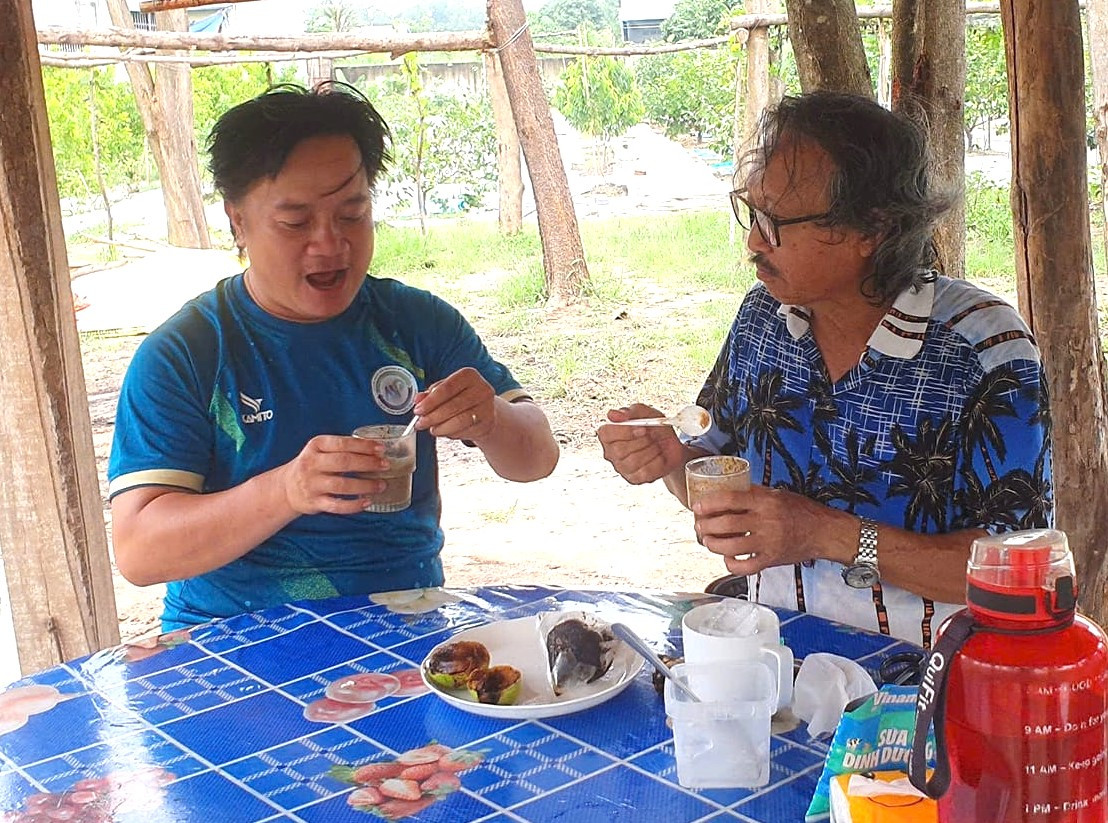 Khách trải nghiệm trái hồng chín pha với nước uống có vị ngọt, thơm như socola Khách trải nghiệm trái hồng chín pha với nước uống có vị ngọt, thơm như socola