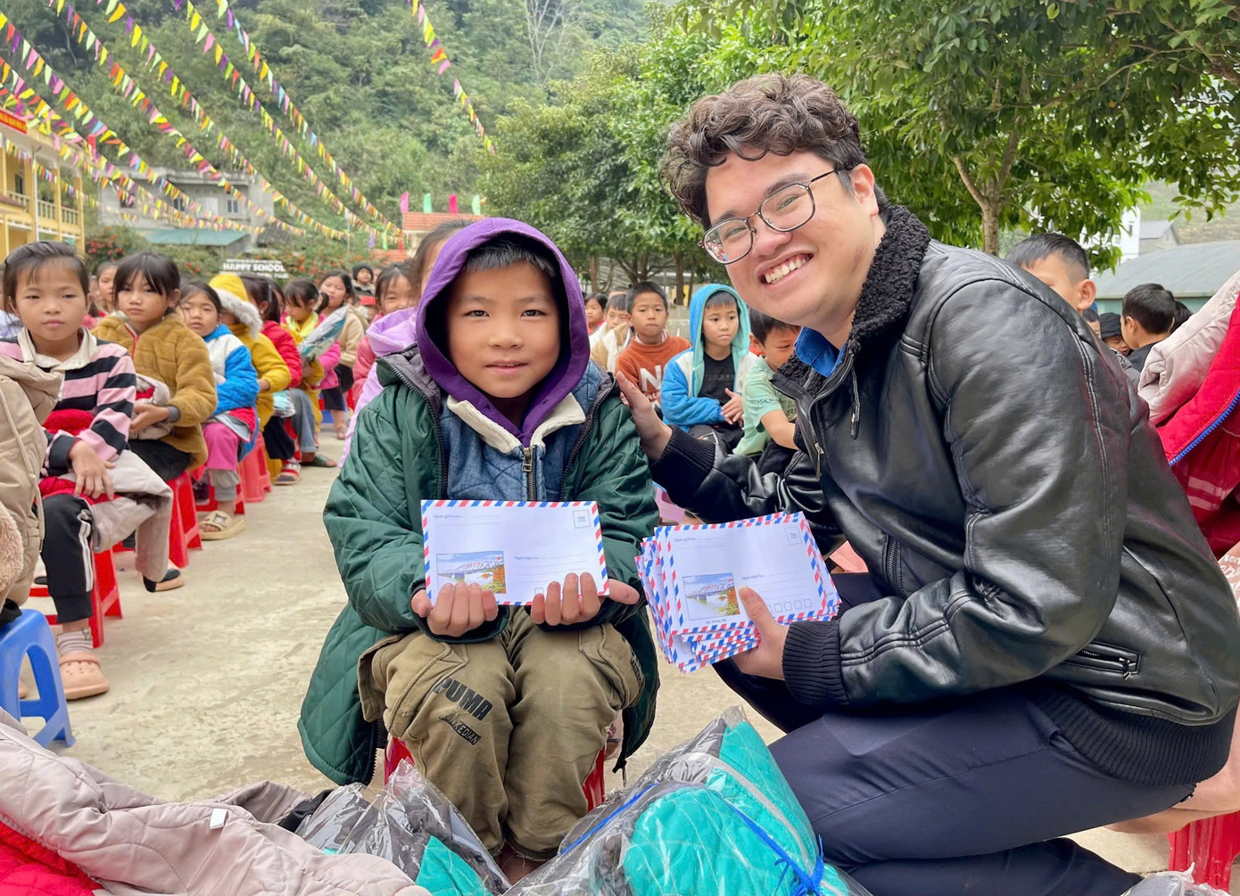 Anh Nguyễn Minh Sơn – Phó Bí thư Tỉnh Đoàn Bình Dương tặng quà cho các em nhỏ