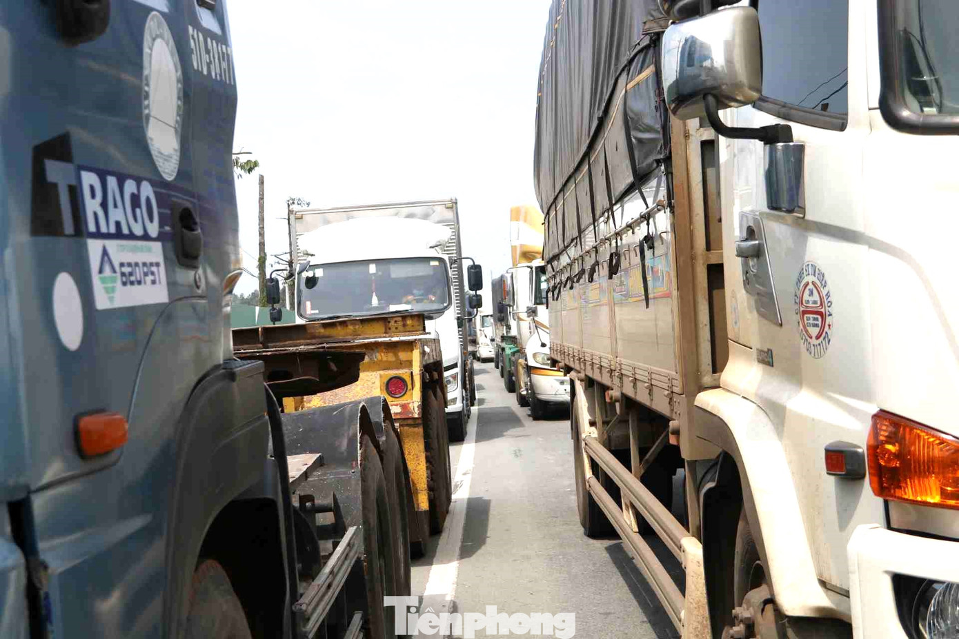 Phương tiện dồn ứ hàng dài vào giờ cao điểm trên tuyến đường Mỹ Phước Tân Vạn, nhất là các đoạn có chốt trực của Cảnh sát giao thông, ô tô không dám lấn làn xe máy. Phương tiện dồn ứ hàng dài vào giờ cao điểm trên tuyến đường Mỹ Phước Tân Vạn, nhất là các đoạn có chốt trực của Cảnh sát giao thông, ô tô không dám lấn làn xe máy.