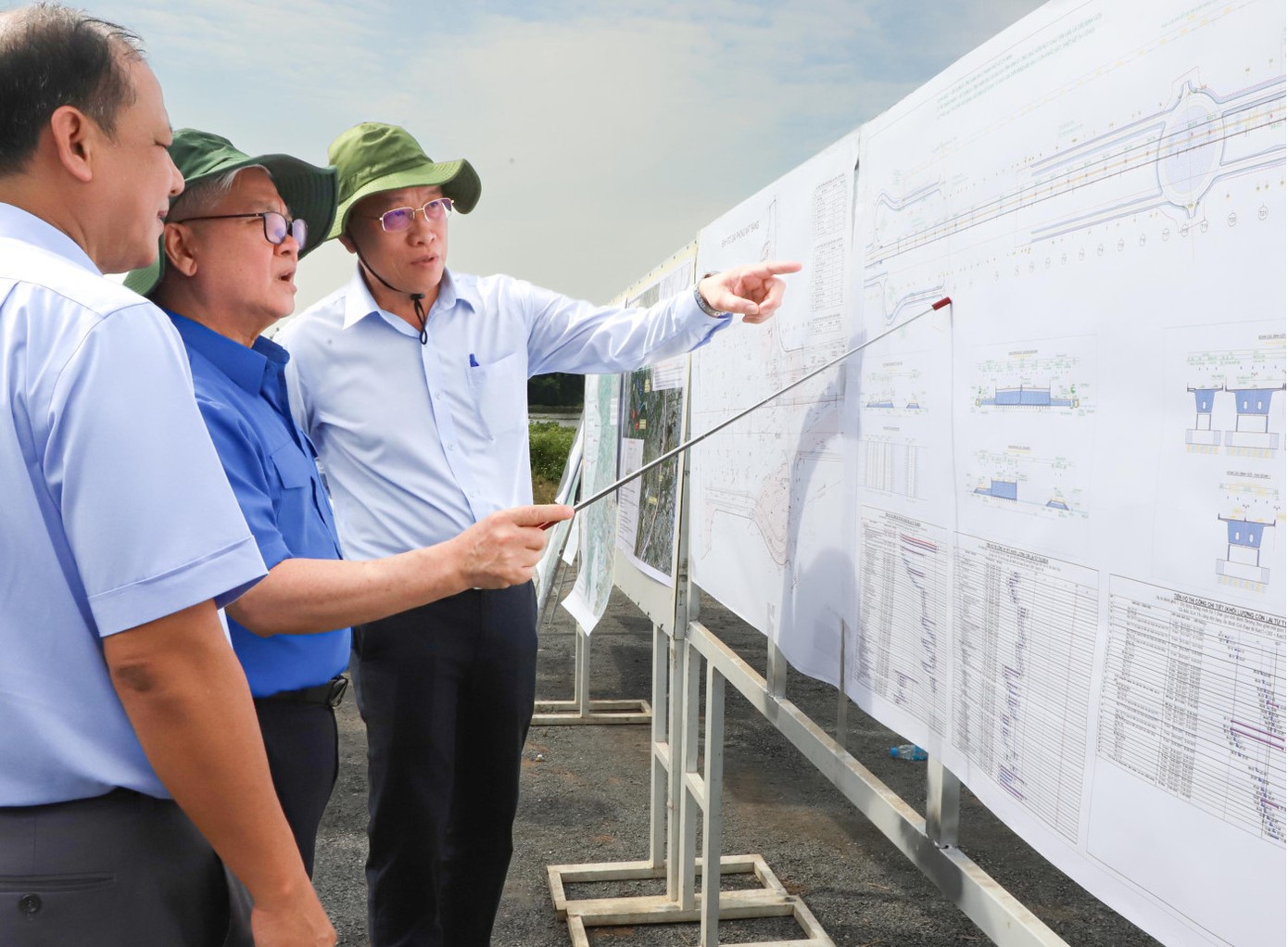 Bí thư Tỉnh ủy Bình Dương Nguyễn Văn Lợi (giữa) kiểm tra vị trí triển khai dự án đường ven sông Sài Gòn đoạn qua TP Thuận An