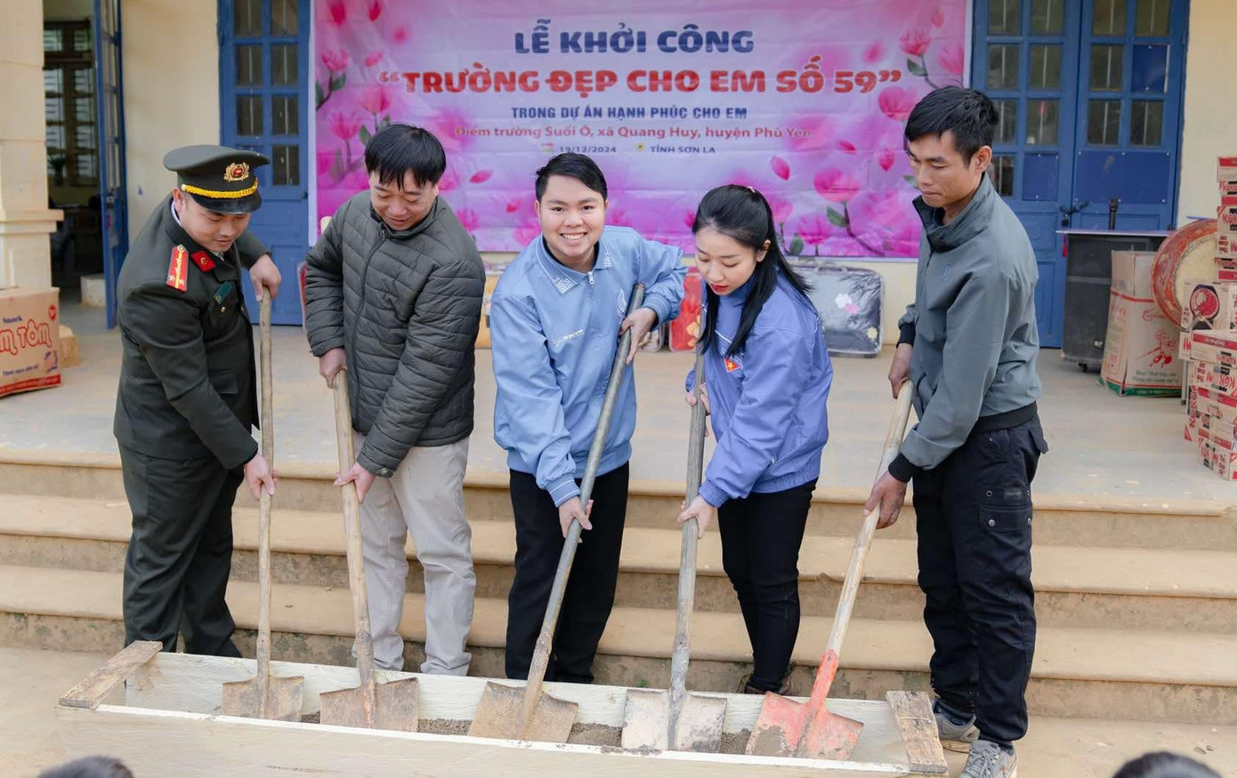 Trương Chấn Sang (thứ 3 từ phải sang) khởi công xây tặng phòng học tại Điểm trường Suối Ó - Trường Tiểu học Quang Huy (xã Quang Huy, huyện Phù Yên, tỉnh Sơn La). Trương Chấn Sang (thứ 3 từ phải sang) khởi công xây tặng phòng học tại Điểm trường Suối Ó - Trường Tiểu học Quang Huy (xã Quang Huy, huyện Phù Yên, tỉnh Sơn La).