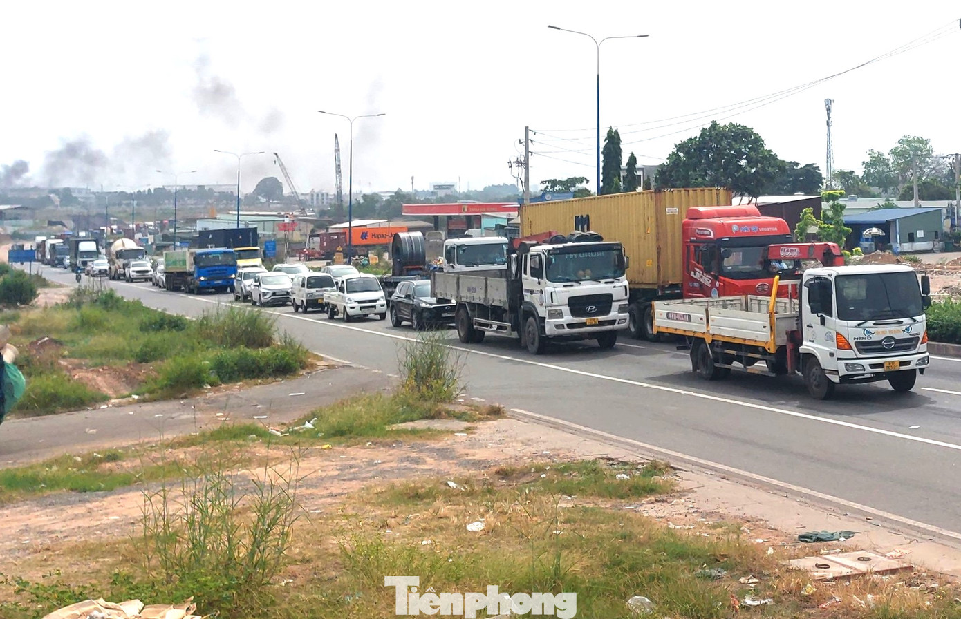 Do phương tiện ùn ứ dài, ở các điểm không có chốt Cảnh sát giao thông, nhiều ô tô lấn sang làn xe máy, xếp thành 3 hàng. Với đoạn có lực lượng chức năng chốt trực, phương tiện xếp hai hàng dài. Do phương tiện ùn ứ dài, ở các điểm không có chốt Cảnh sát giao thông, nhiều ô tô lấn sang làn xe máy, xếp thành 3 hàng. Với đoạn có lực lượng chức năng chốt trực, phương tiện xếp hai hàng dài.