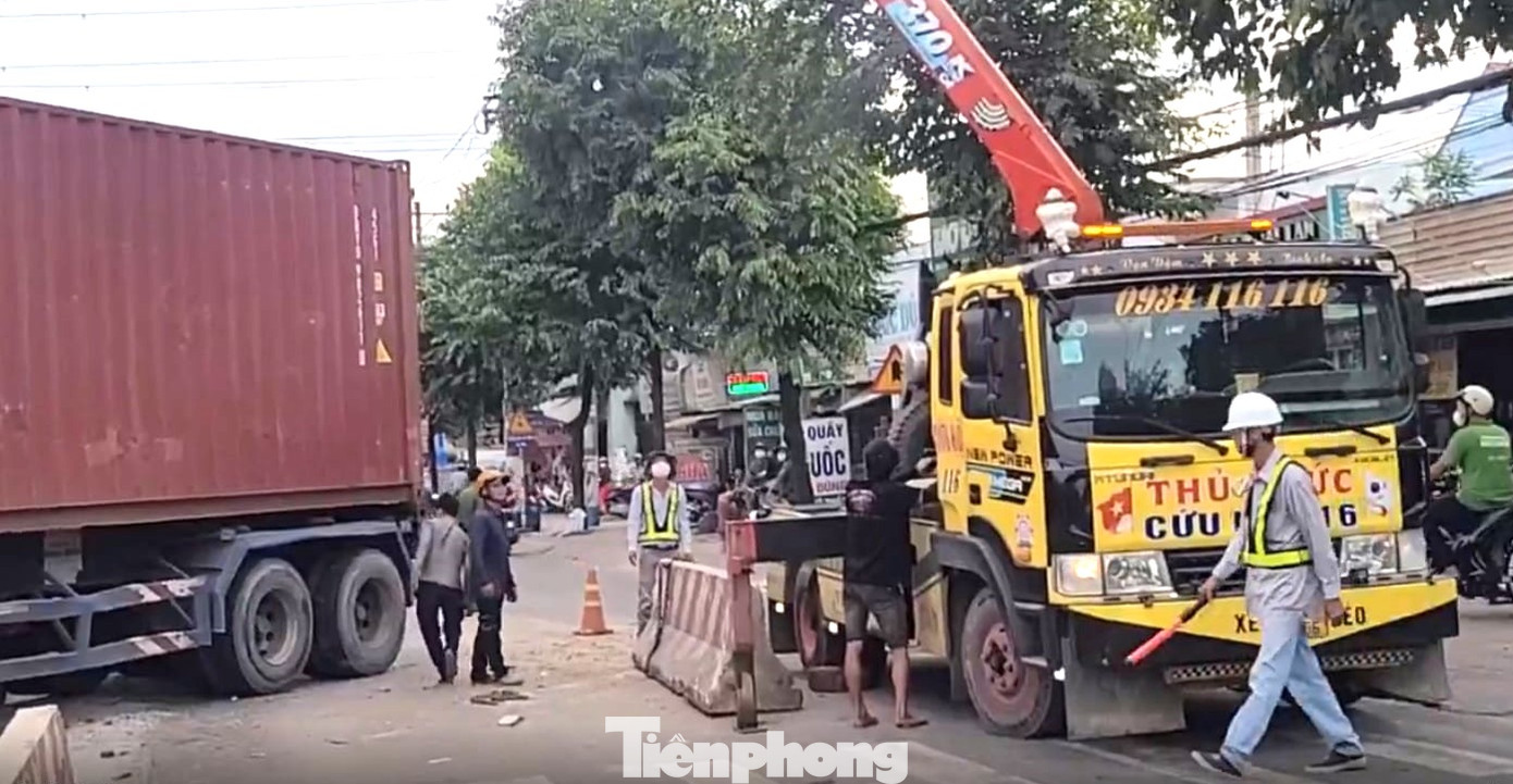 Xe cẩu đến hiện trường để xử lý Xe cẩu đến hiện trường để xử lý