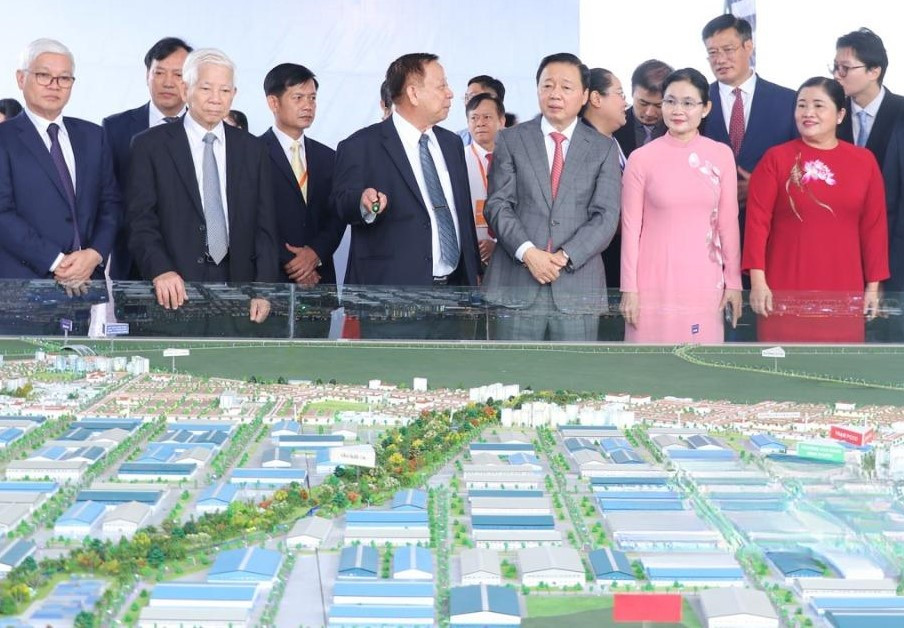 Các đại biểu thăm quan mô hình khu công nghiệp đầu tư tại tỉnh Bình Phước