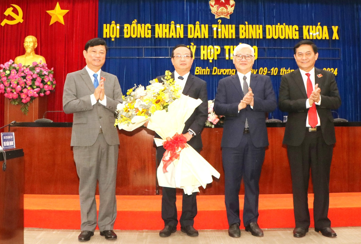 Ông Bùi Minh Thạnh (thứ hai từ trái sang) giữ chức Phó chủ tịch UBND tỉnh Bình Dương Ông Bùi Minh Thạnh (thứ hai từ trái sang) giữ chức Phó chủ tịch UBND tỉnh Bình Dương