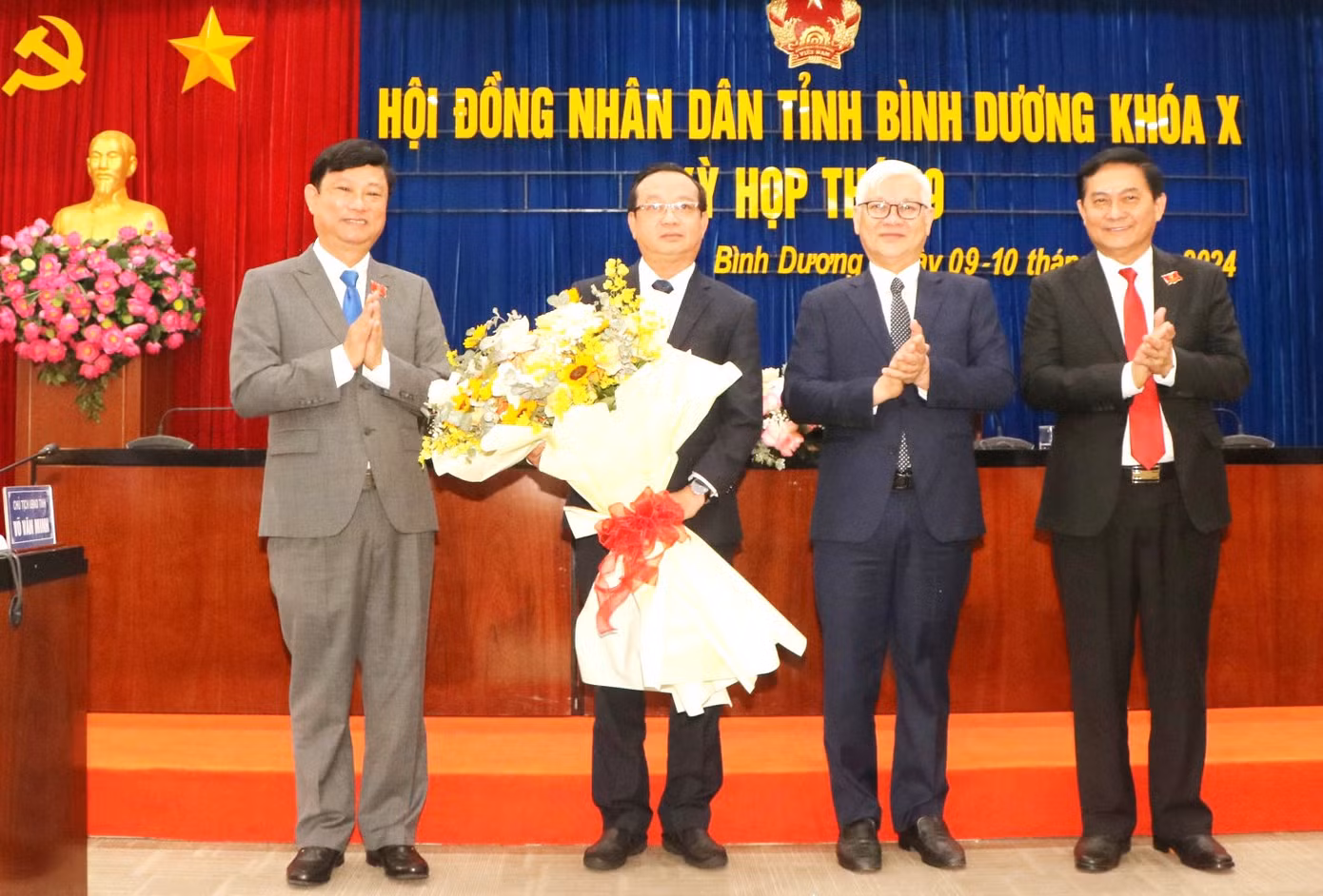 Ông Bùi Minh Thạnh (thứ hai từ trái sang) giữ chức Phó chủ tịch UBND tỉnh Bình Dương Ông Bùi Minh Thạnh (thứ hai từ trái sang) giữ chức Phó chủ tịch UBND tỉnh Bình Dương