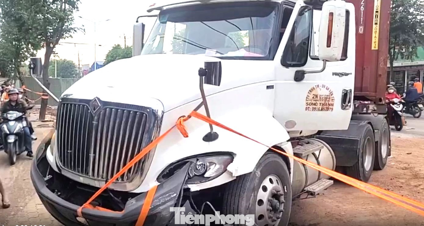 Chiếc xe đầu kéo container chắn ngang đường Chiếc xe đầu kéo container chắn ngang đường