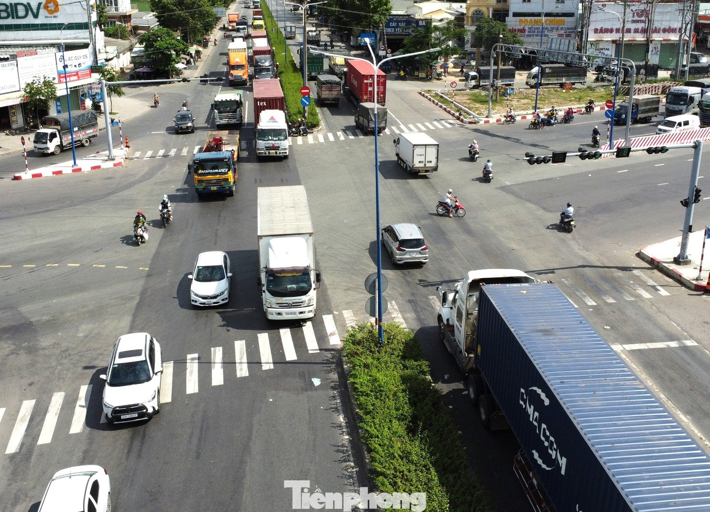 Một trong những nguyên nhân gây ra ùn ứ trên đường Mỹ Phước Tân Vạn là có nhiều ngã tư giao với các tuyến đường khác cũng có đông phương tiện. Do đó việc đầu tư cầu vượt, hầm chui là cần thiết. Một trong những nguyên nhân gây ra ùn ứ trên đường Mỹ Phước Tân Vạn là có nhiều ngã tư giao với các tuyến đường khác cũng có đông phương tiện. Do đó việc đầu tư cầu vượt, hầm chui là cần thiết.