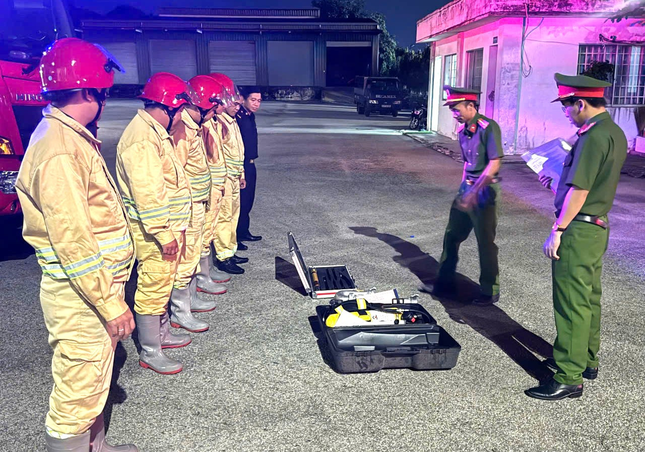 Đoàn kiểm tra tiến hành kiểm tra đột xuất chế độ thường trực sẵn sàng chiến đấu của các Đội PCCC tại khu công nghiệp Đoàn kiểm tra tiến hành kiểm tra đột xuất chế độ thường trực sẵn sàng chiến đấu của các Đội PCCC tại khu công nghiệp
