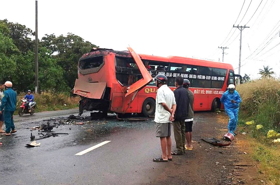 Chiếc xe khách biển số tỉnh Quảng Trị bị hư hỏng sau vụ va chạm