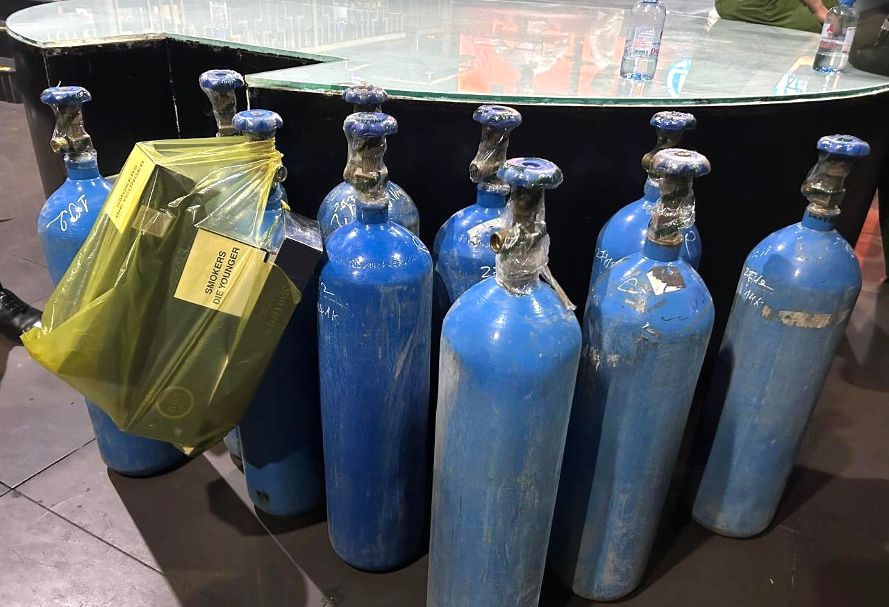 Nhiều bình khí cười trong quán bar Nhiều bình khí cười trong quán bar