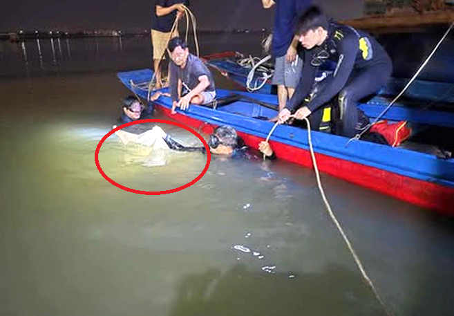 Thi thể nạn nhân được trục vớt trong đêm Thi thể nạn nhân được trục vớt trong đêm