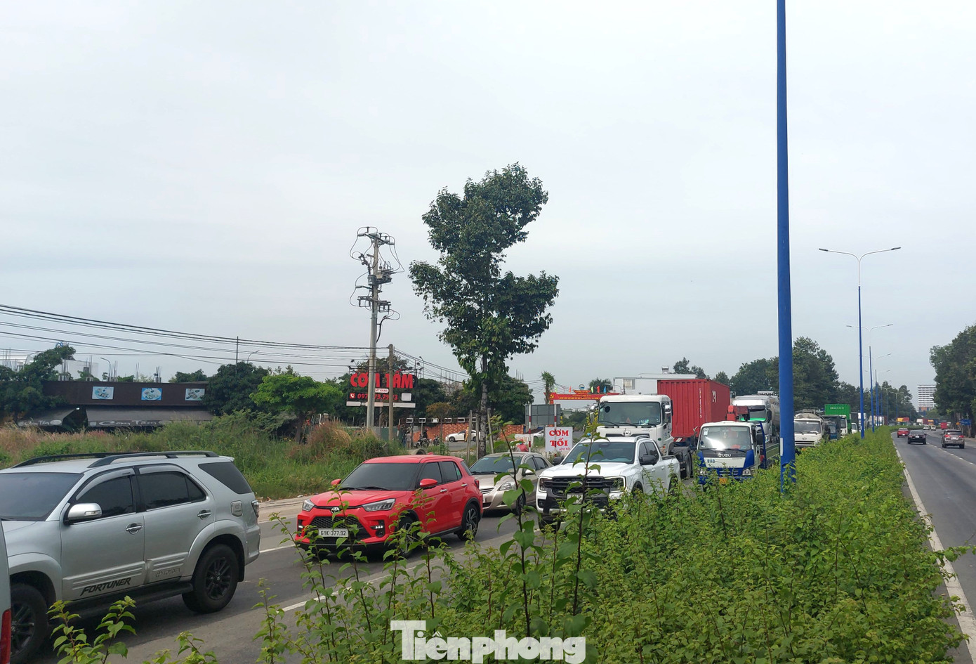 Ngày 19/12, ghi nhận của phóng viên báo Tiền Phong, tuyến đường Mỹ Phước Tân Vạn (Bình Dương) đoạn từ TP.Dĩ An đến TP.Thủ Dầu Một qua nhiều khu công nghiệp, lưu lượng phương tiện đông dẫn tới dồn ứ. Ngày 19/12, ghi nhận của phóng viên báo Tiền Phong, tuyến đường Mỹ Phước Tân Vạn (Bình Dương) đoạn từ TP.Dĩ An đến TP.Thủ Dầu Một qua nhiều khu công nghiệp, lưu lượng phương tiện đông dẫn tới dồn ứ.