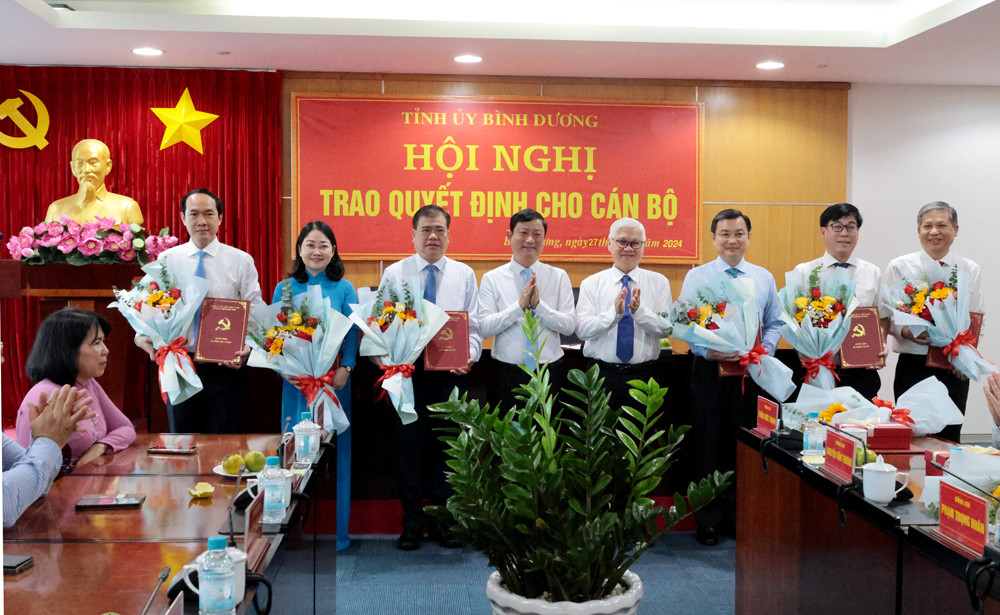 Bí thư Tỉnh ủy Bình Dương Nguyễn Văn Lợi (thứ tư từ phải sang) và ông Võ Văn Minh, Chủ tịch UBND tỉnh Bình Dương (thứ tư từ trái sang) trao quyết định và tặng hoa chúc mừng các cán bộ Ảnh: Phương Chi Bí thư Tỉnh ủy Bình Dương Nguyễn Văn Lợi (thứ tư từ phải sang) và ông Võ Văn Minh, Chủ tịch UBND tỉnh Bình Dương (thứ tư từ trái sang) trao quyết định và tặng hoa chúc mừng các cán bộ Ảnh: Phương Chi
