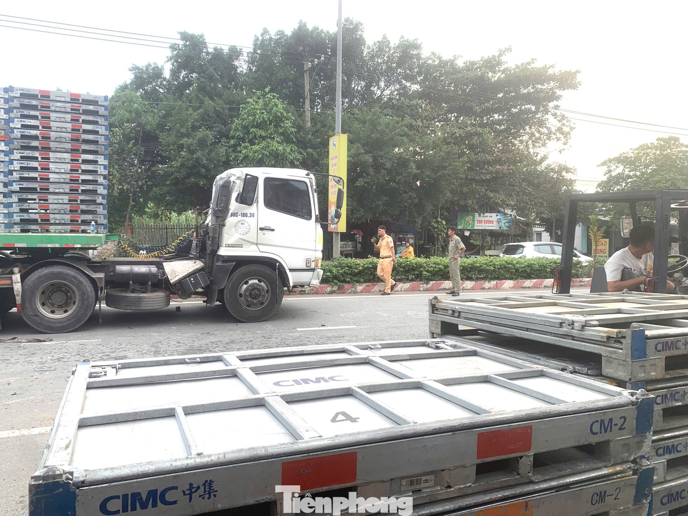 Số pallet lao xuống đường được di chuyển vào vỉa hè