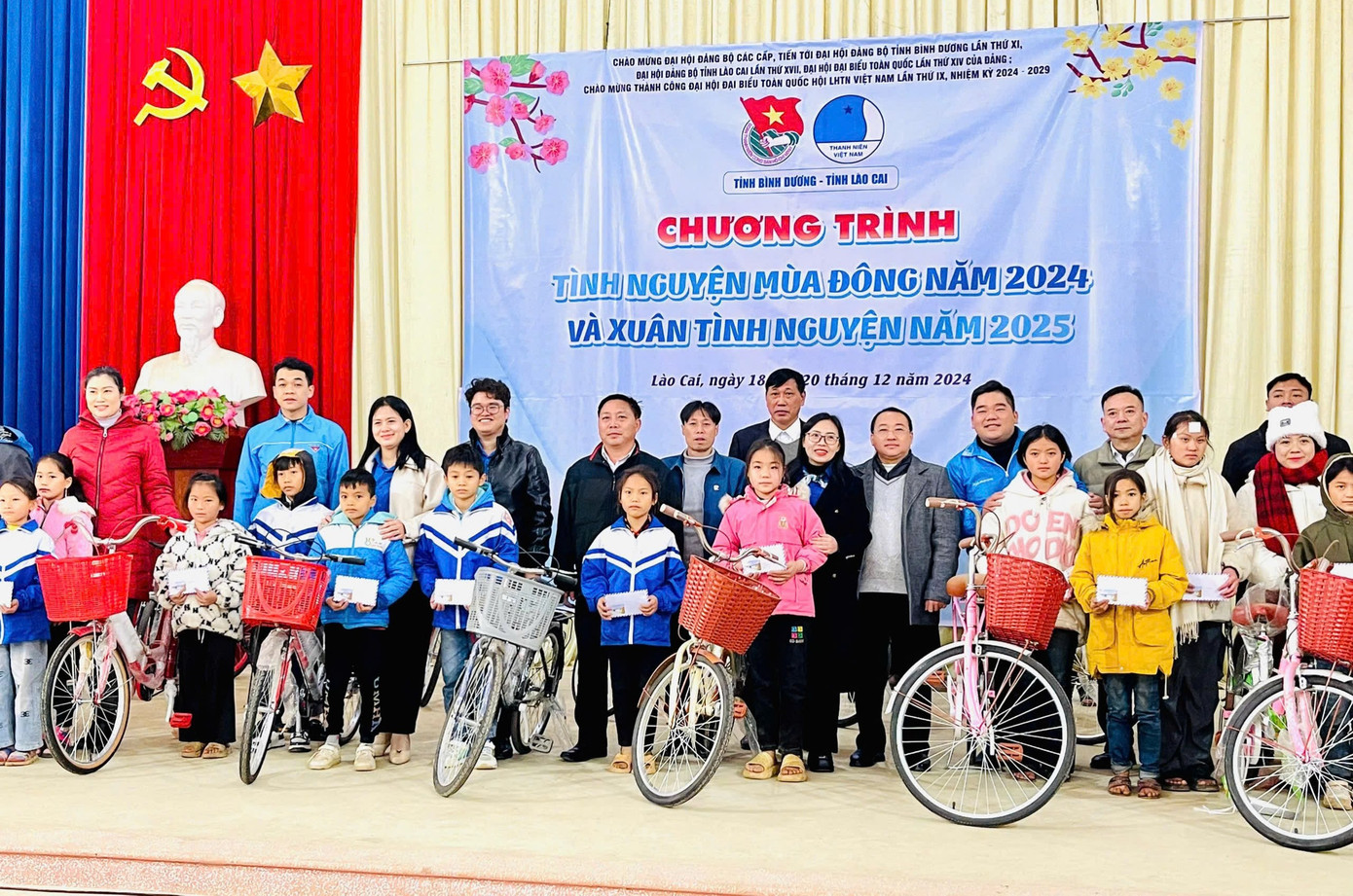 Các em nhỏ có hoàn cảnh khó khăn được tặng xe đạp