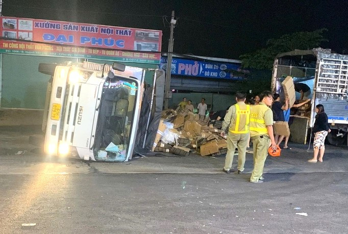 Người dân hỗ trợ tài xế thu gom và hàng hóa lên xe tải khác