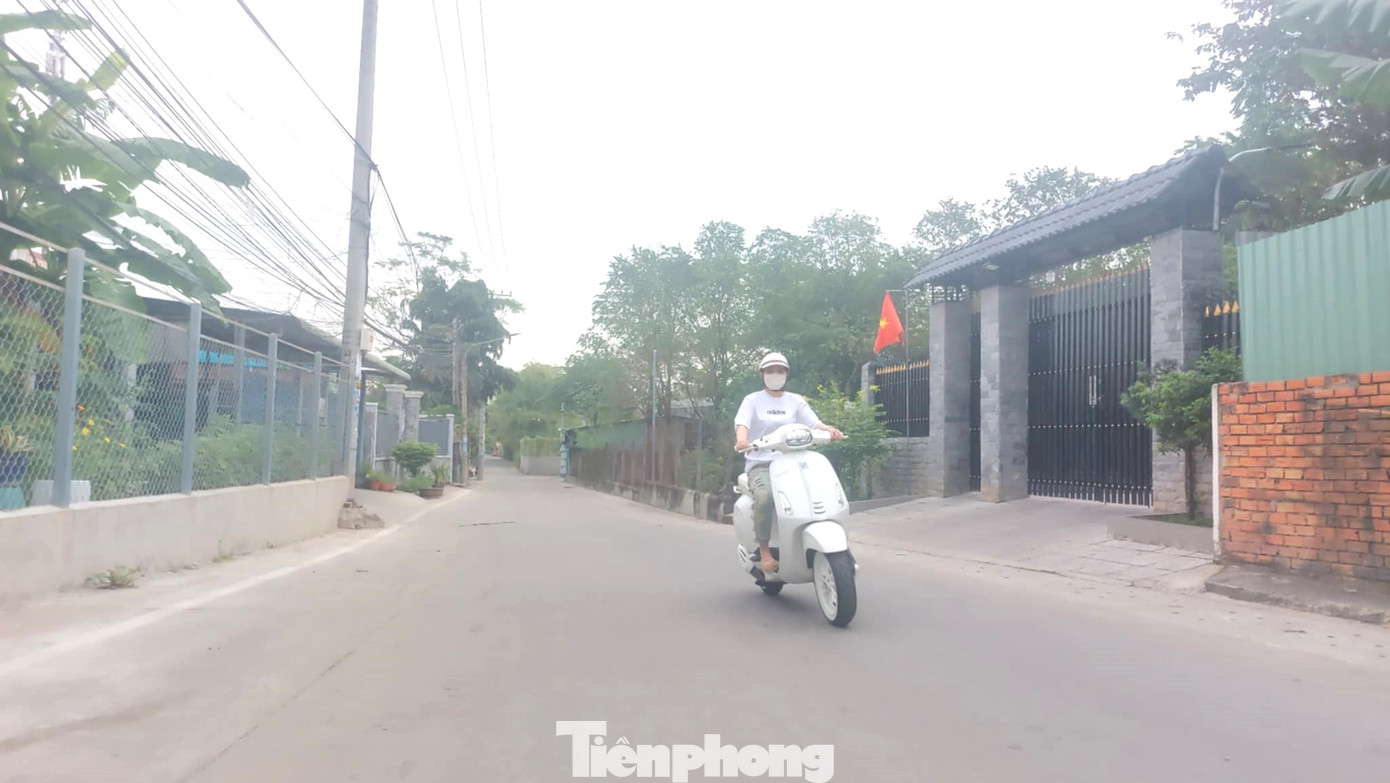 Theo đó, khánh thành tuyến đường hẻm 3 (tổ 5, khu phố 7, phường Phú Hòa, thành phố Thủ Dầu Một) với chiều dài 362m, kinh phí nhà nước đầu tư hơn 1,9 tỷ đồng. Qua quá trình triển khai thi công, địa phương tổ chức họp dân, lấy kiến và người dân đã đồng ý tự nguyện hiến đất, cây xanh mở rộng suốt tuyến, quy ra giá trị kinh phí khoảng 2,5 tỷ đồng.