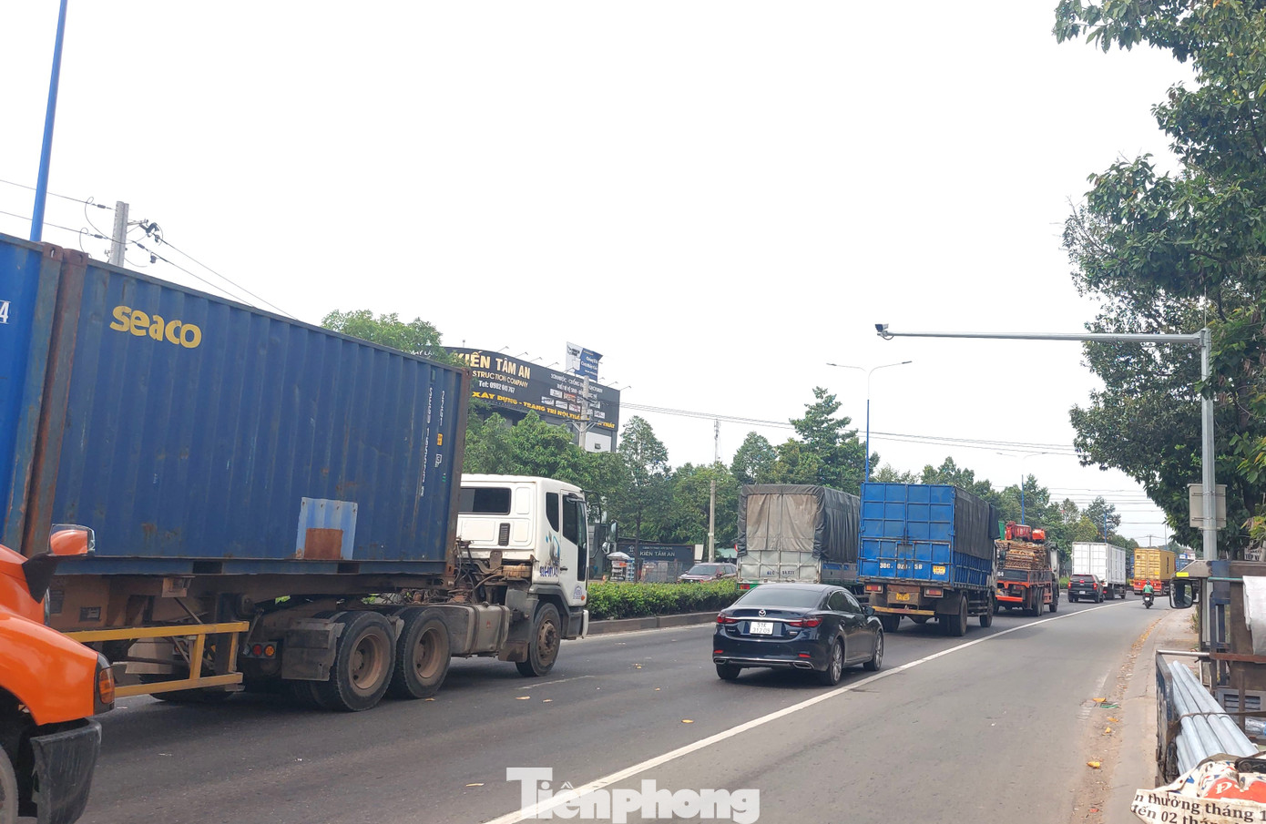 Về lý do đường Mỹ Phước Tân Vạn đã đưa vào sử dụng nhiều năm nhưng đến giờ đặt trạm thu phí, báo cáo thẩm định dự án cho biết, việc xây dựng trạm thu phí chỉ là một hạng mục nhỏ trong tổng dự án tạo cảnh quan, chống ùn tắc trên các tuyến đường. Về lý do đường Mỹ Phước Tân Vạn đã đưa vào sử dụng nhiều năm nhưng đến giờ đặt trạm thu phí, báo cáo thẩm định dự án cho biết, việc xây dựng trạm thu phí chỉ là một hạng mục nhỏ trong tổng dự án tạo cảnh quan, chống ùn tắc trên các tuyến đường.