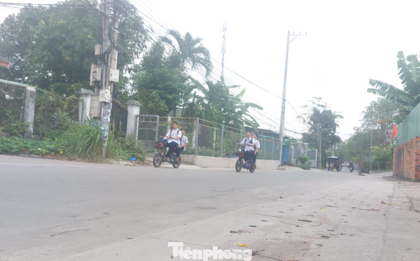 Một tuyến đường khác thuộc hẻm 385, đường Lê Hồng Phong (khu phố 8, phường Phú Hòa, thành phố Thủ Dầu Một) chiều dài 419m với kinh phí nhà nước đầu hơn 1,9 tỷ đồng. Qua quá trình triển khai thi công, địa phương tổ chức họp dân, người dân đã đồng ý tự nguyện hiến đất mở rộng suốt tuyến quy ra giá trị kinh phí gần 2,9 tỷ đồng.