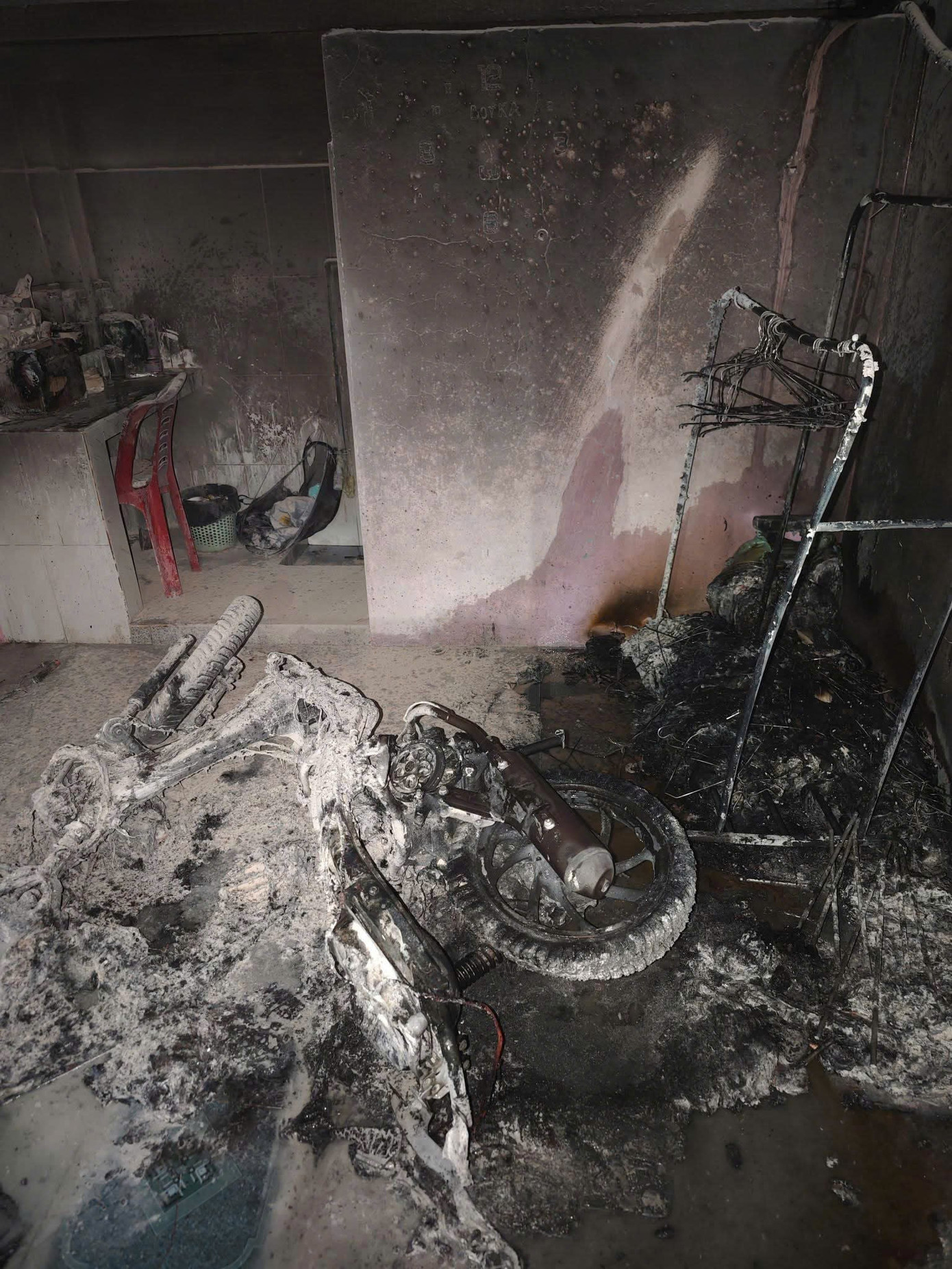 Hiện trường bên trong phòng trọ Hiện trường bên trong phòng trọ