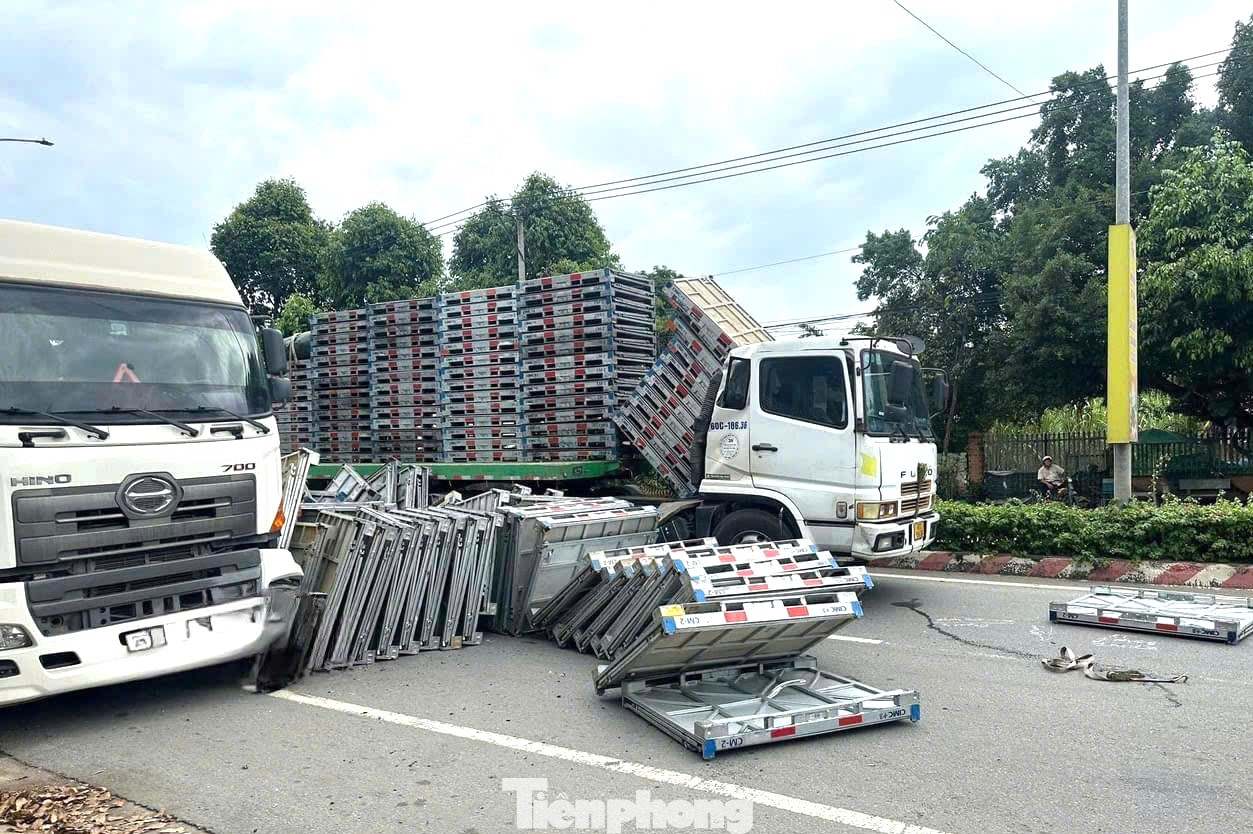 Pallet sắt lao xuống đường khi xe đang chạy