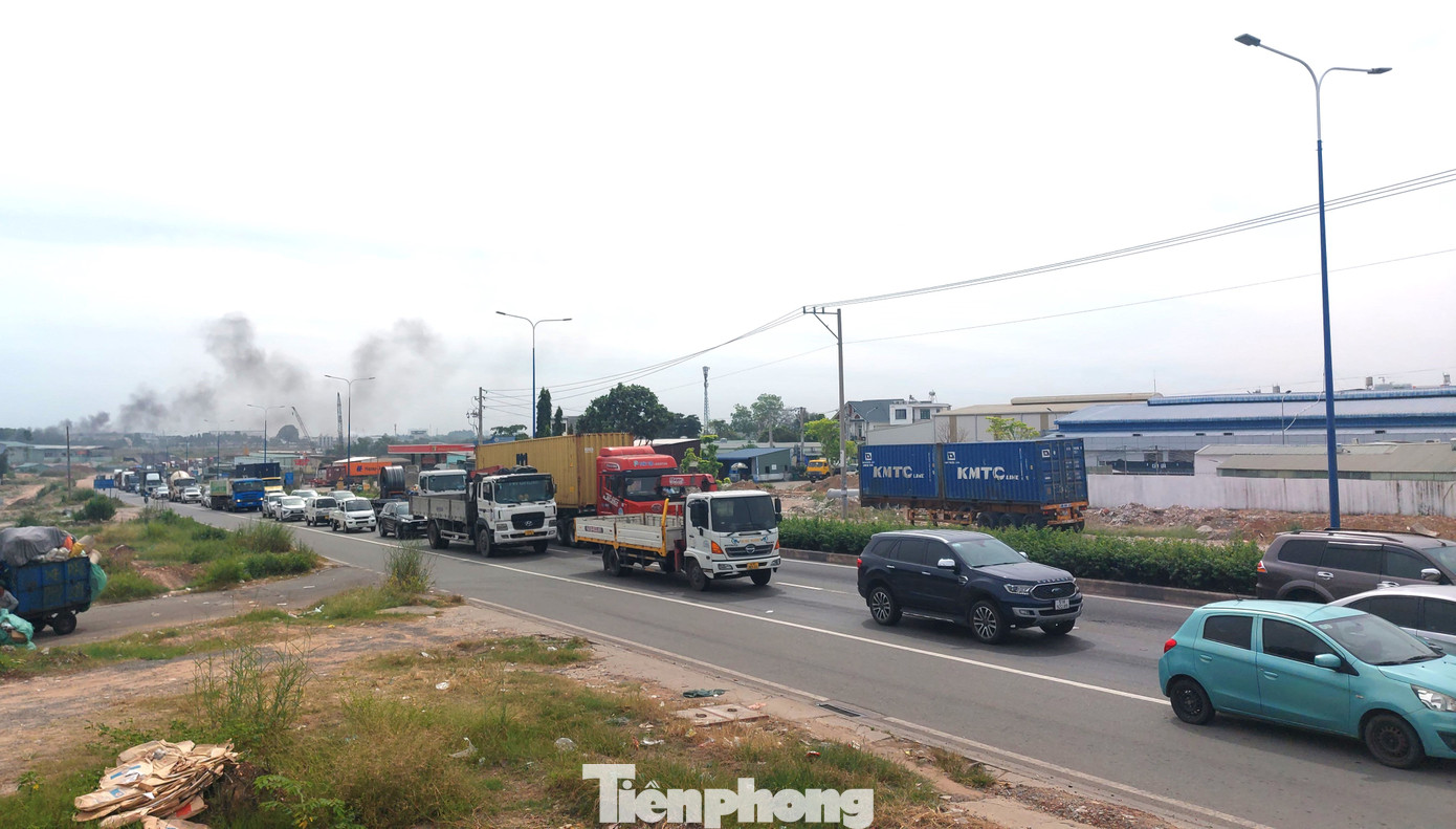 Đường Mỹ Phước Tân Vạn dài 62km từ quốc lộ 1A tới Trung tâm hành chính huyện Bàu Bàng. Trong đó, đoạn từ quốc lộ 1A tới địa phận TP.Thủ Dầu Một có 6 làn xe; từ điểm cuối TP.Thủ Dầu Một tới huyện Bàu Bàng đường có 10 làn xe với vận tốc tối đa 80km/h. Đường Mỹ Phước Tân Vạn dài 62km từ quốc lộ 1A tới Trung tâm hành chính huyện Bàu Bàng. Trong đó, đoạn từ quốc lộ 1A tới địa phận TP.Thủ Dầu Một có 6 làn xe; từ điểm cuối TP.Thủ Dầu Một tới huyện Bàu Bàng đường có 10 làn xe với vận tốc tối đa 80km/h.