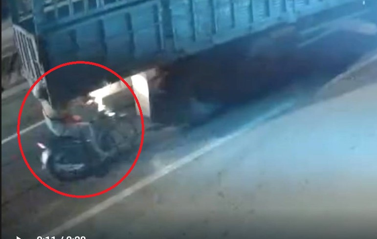 Người đàn ông điều khiển xe máy tông vào đuôi xe tải và tử vong tại chỗ Ảnh: cắt từ clip Người đàn ông điều khiển xe máy tông vào đuôi xe tải và tử vong tại chỗ Ảnh: cắt từ clip