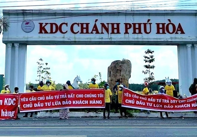 Khách hàng mua đất tại một dự án ở Bình Dương đã treo băng rôn đòi quyền lợi. Ảnh tư liệu.
