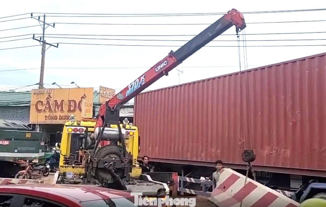 Xe container lao vào khu vực đang thi công ở Bình Dương, đường ùn ứ kéo dài ảnh 4 Xe container lao vào khu vực đang thi công ở Bình Dương, đường ùn ứ kéo dài ảnh 4
