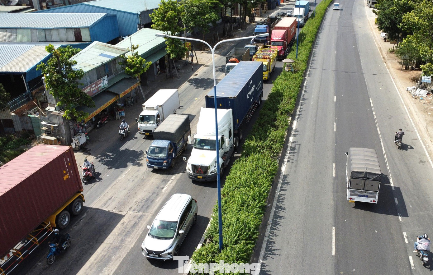 Với lưu lượng phương tiện ngày càng tăng, việc nâng cấp tuyến đường Mỹ Phước Tân Vạn là rất cần thiết để tạo cảnh quan đô thị, giảm ùn tắc giao thông. Với lưu lượng phương tiện ngày càng tăng, việc nâng cấp tuyến đường Mỹ Phước Tân Vạn là rất cần thiết để tạo cảnh quan đô thị, giảm ùn tắc giao thông.