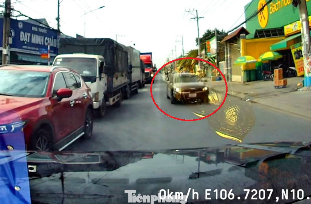 Chiếc ô tô chạy ngược chiều gây bức xúc cho người đi đường