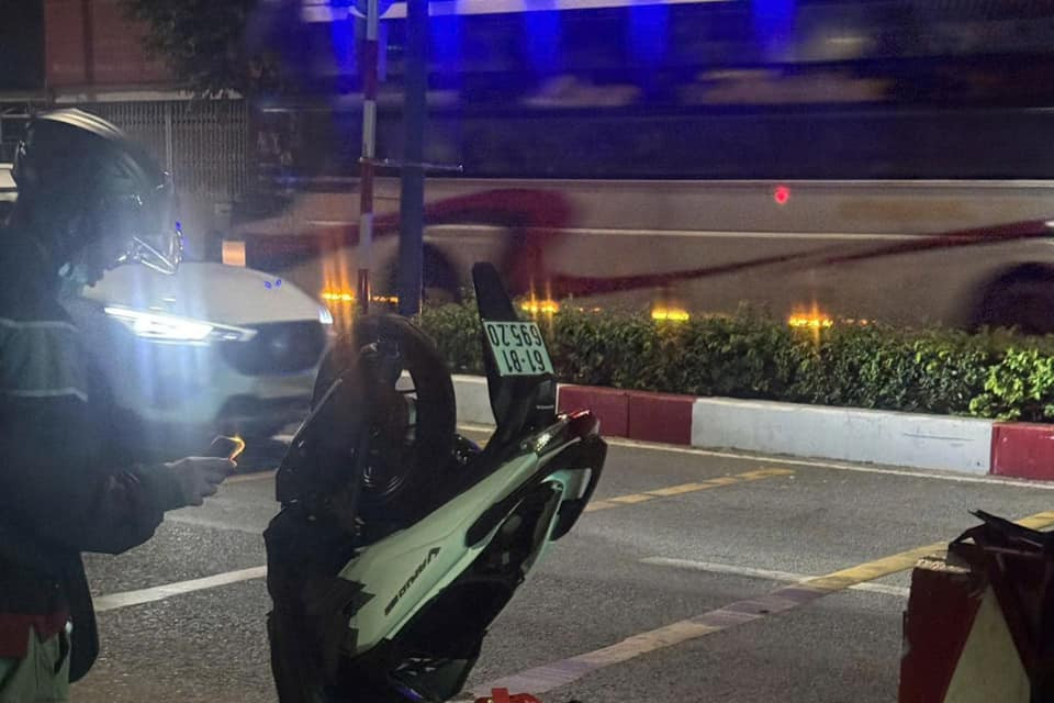 Xe máy ở tư thế "trồng chuối" sau khi lao vào dải phân cách