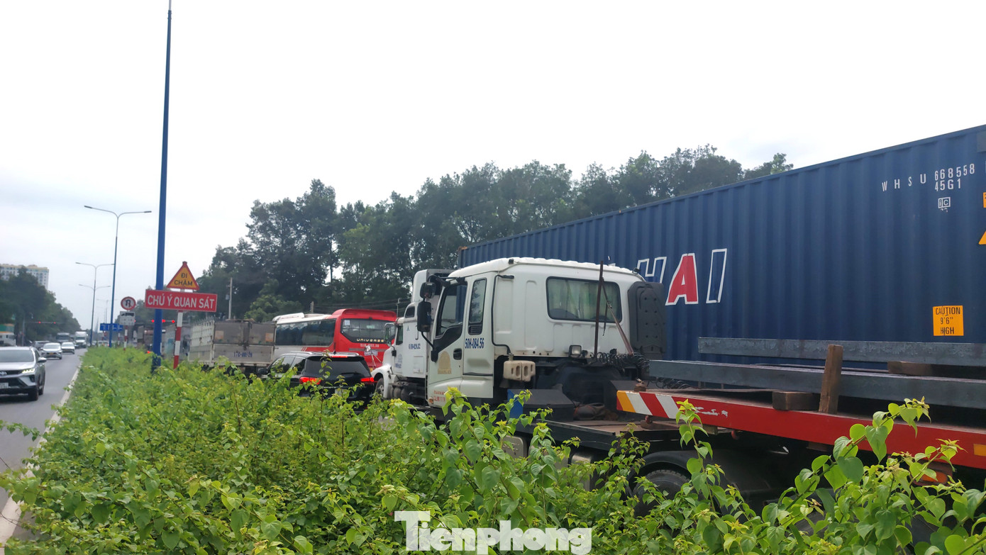 Đường Mỹ Phước Tân Vạn đoạn qua TP.Thủ Dầu Một dồn ứ. Tại vị trí này, lực lượng chức năng theo dõi, xử lý phương tiện lấn làn. Đường Mỹ Phước Tân Vạn đoạn qua TP.Thủ Dầu Một dồn ứ. Tại vị trí này, lực lượng chức năng theo dõi, xử lý phương tiện lấn làn.