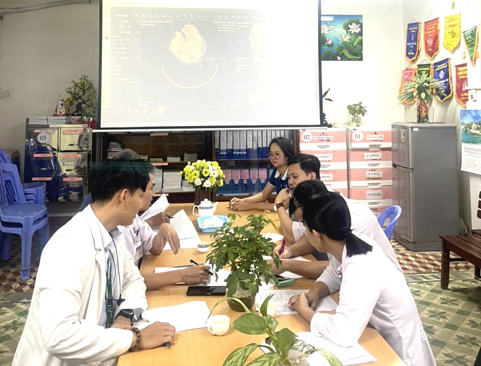 Đội ngũ y bác sĩ họp chuyên môn trước khi làm nhiệm vụ Đội ngũ y bác sĩ họp chuyên môn trước khi làm nhiệm vụ