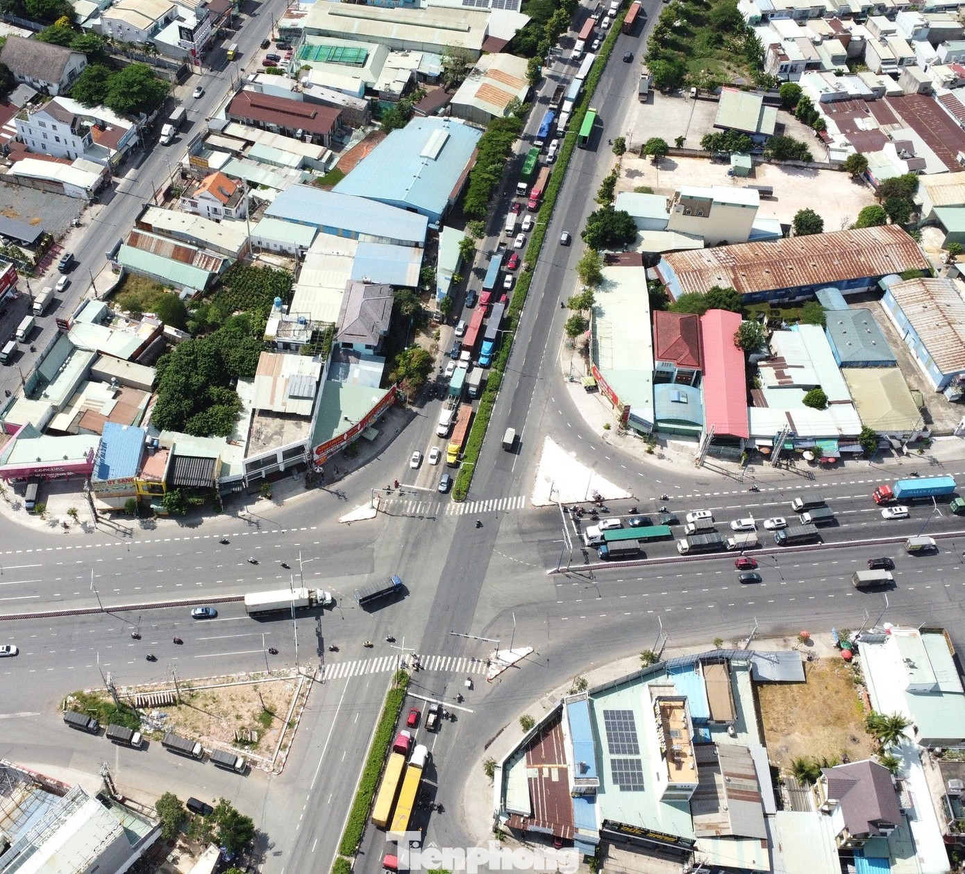 Dự kiến đầu tư cầu vượt, hầm chui trên đường Mỹ Phước Tân Vạn và đường gom dân sinh để giảm ùn tắc giao thông với hàng nghìn tỷ đồng. Dự kiến đầu tư cầu vượt, hầm chui trên đường Mỹ Phước Tân Vạn và đường gom dân sinh để giảm ùn tắc giao thông với hàng nghìn tỷ đồng.