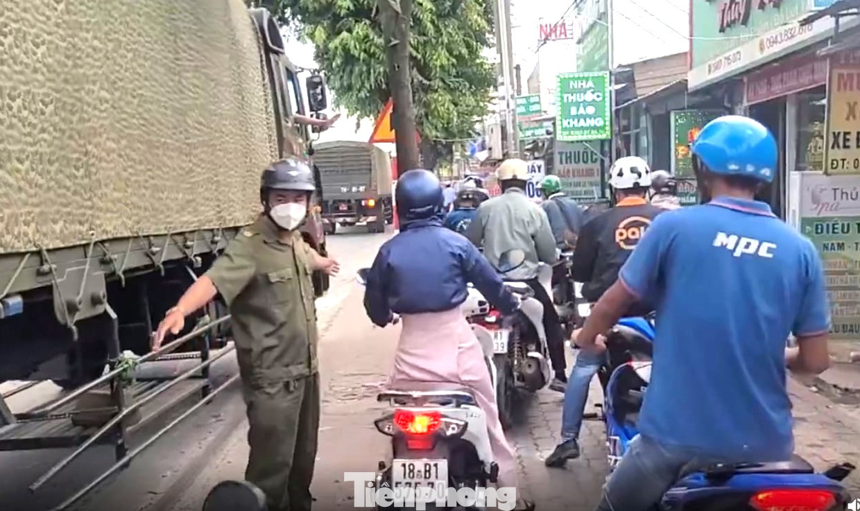 Xe máy được hướng dẫn đi trên vỉa hè để qua khu vực hiện trường Xe máy được hướng dẫn đi trên vỉa hè để qua khu vực hiện trường