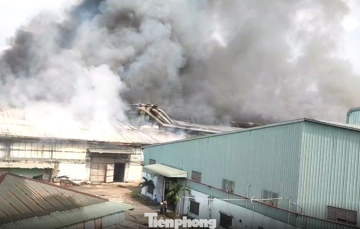 Khói bao trùm nhà xưởng Khói bao trùm nhà xưởng