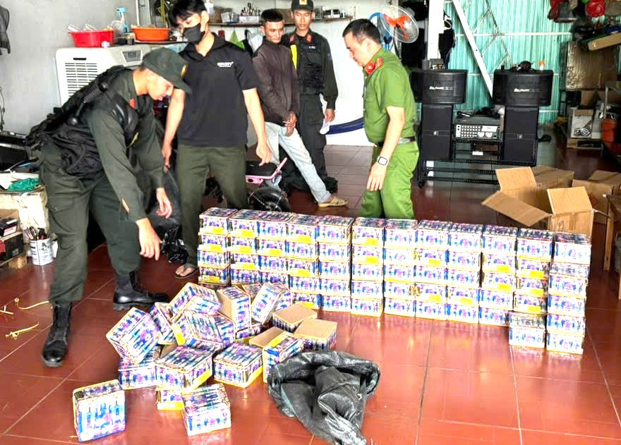 Lực lượng chức năng kiểm đếm số lượng pháo lậu trong căn nhà không số ở Bình Dương