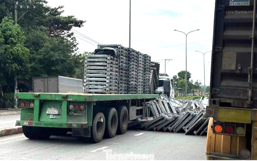 May mắn thời điểm xảy ra vụ việc các phương tiện kịp thời né tránh