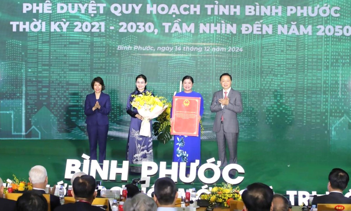 Phó Thủ tướng Trần Hồng Hà (bìa phải) trao quyết định phê duyệt Quy hoạch tỉnh Bình Phước thời kỳ 2021-2030, tầm nhìn đến năm 2050 cho lãnh đạo tỉnh Bình Phước