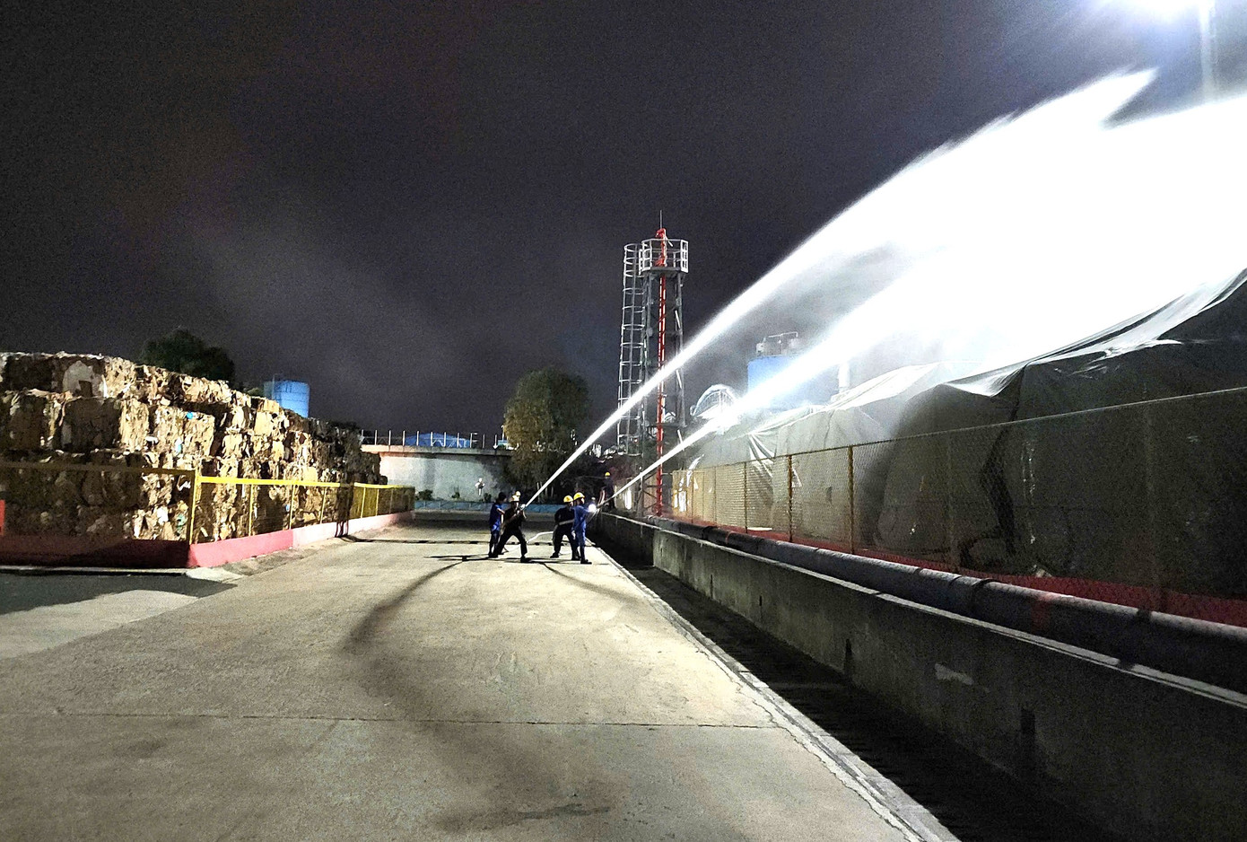 Lực lượng chức năng giả định tình huống cháy xảy ra trong đêm để kiểm tra công tác chữa cháy tại chỗ trong nhà máy Lực lượng chức năng giả định tình huống cháy xảy ra trong đêm để kiểm tra công tác chữa cháy tại chỗ trong nhà máy