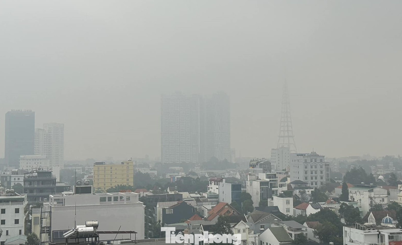 Tòa nhà cao ốc bị che phủ bởi sương mù