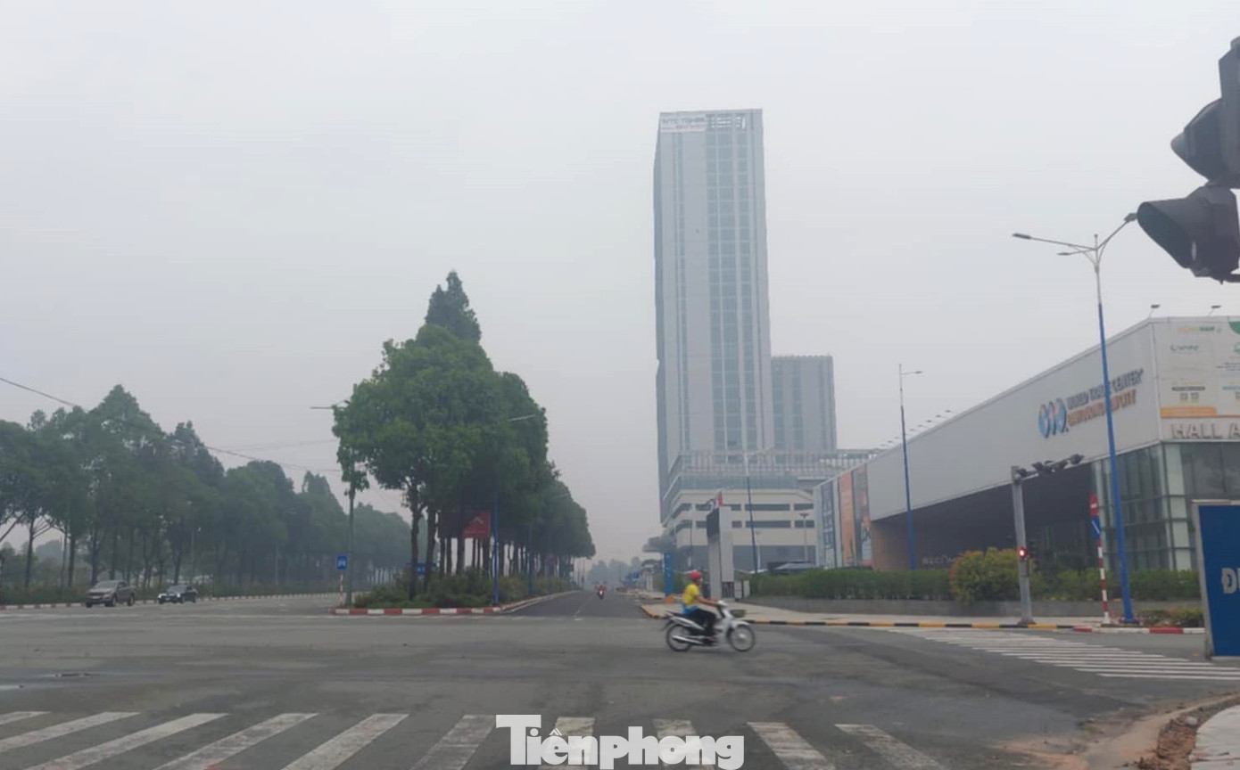 Đến 9 giờ sáng, sương mù vẫn bao phủ nhiều nơi ở Bình Dương