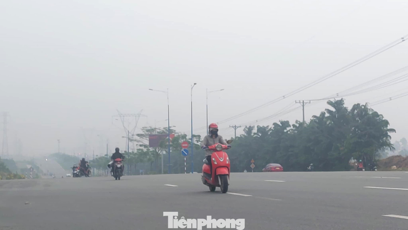 Do đó, khu vực Nam bộ từ ngày 2-7/12 sẽ chịu ảnh hưởng của 2 hệ thống thời tiết là rìa phía Nam của lưỡi áp cao lạnh suy yếu; di chuyển ra đông và phía bắc rãnh áp thấp có trục ở khoảng 4-7 độ vĩ Bắc có xu hướng nâng nhẹ trục lên phía Bắc.