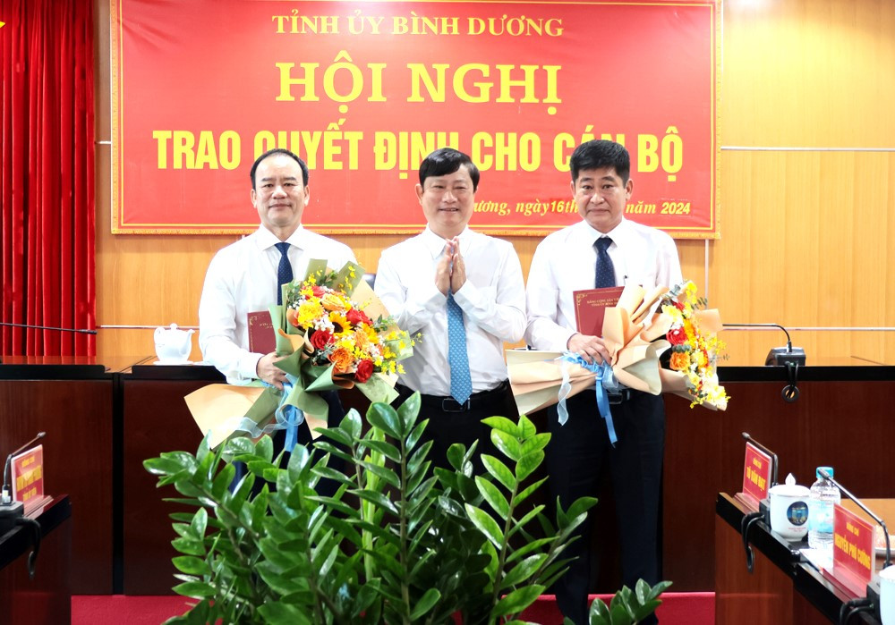 Ông Võ Văn Minh - Phó Bí thư Tỉnh ủy, Chủ tịch UBND tỉnh Bình Dương (giữa) trao quyết định cho ông Tô Văn Đạt (bìa trái) và ông Nguyễn Phú Cường (bìa phải) Ảnh: Phương Chi