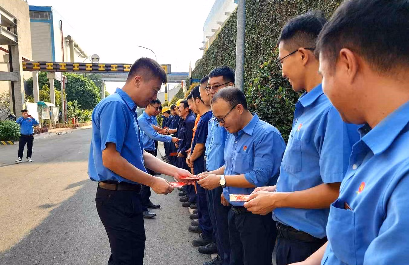 Lãnh đạo Công ty giấy Chánh Dương - Bình Dương lì xì cho người lao động dịp Tết năm 2024. Ảnh tư liệu.